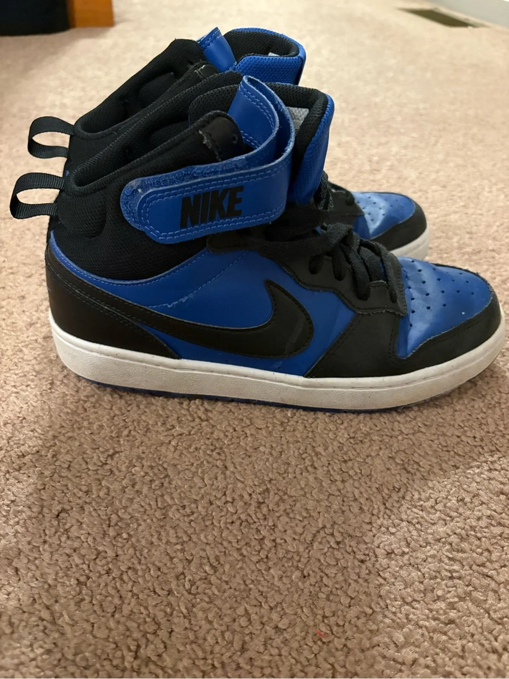 Nike Kids size 7 Court Borough Mid 2